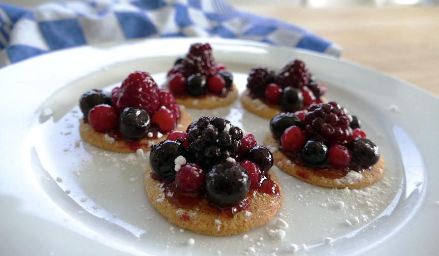 Tartelette Galette fine, confiture et fruits rouges 