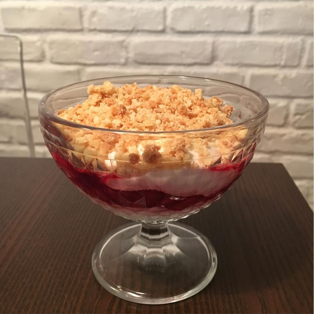 Crumble Framboises, Petits sablés et Crème fouettée