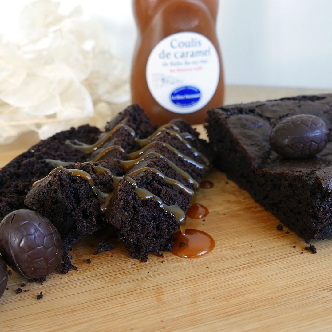 Gâteau au oeufs de Pâques en chocolat et coulis caramel